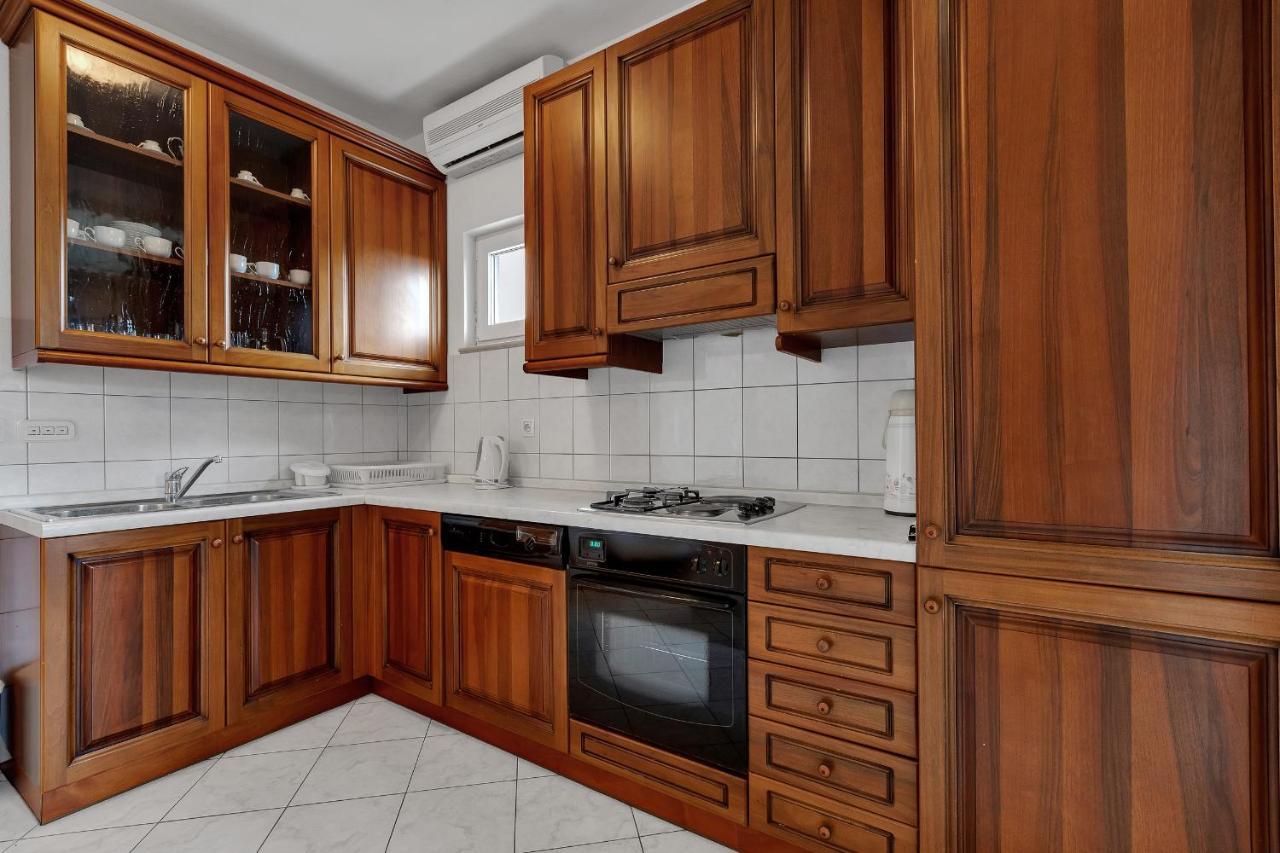 Apartments Tihomir Musac Omis Exterior photo